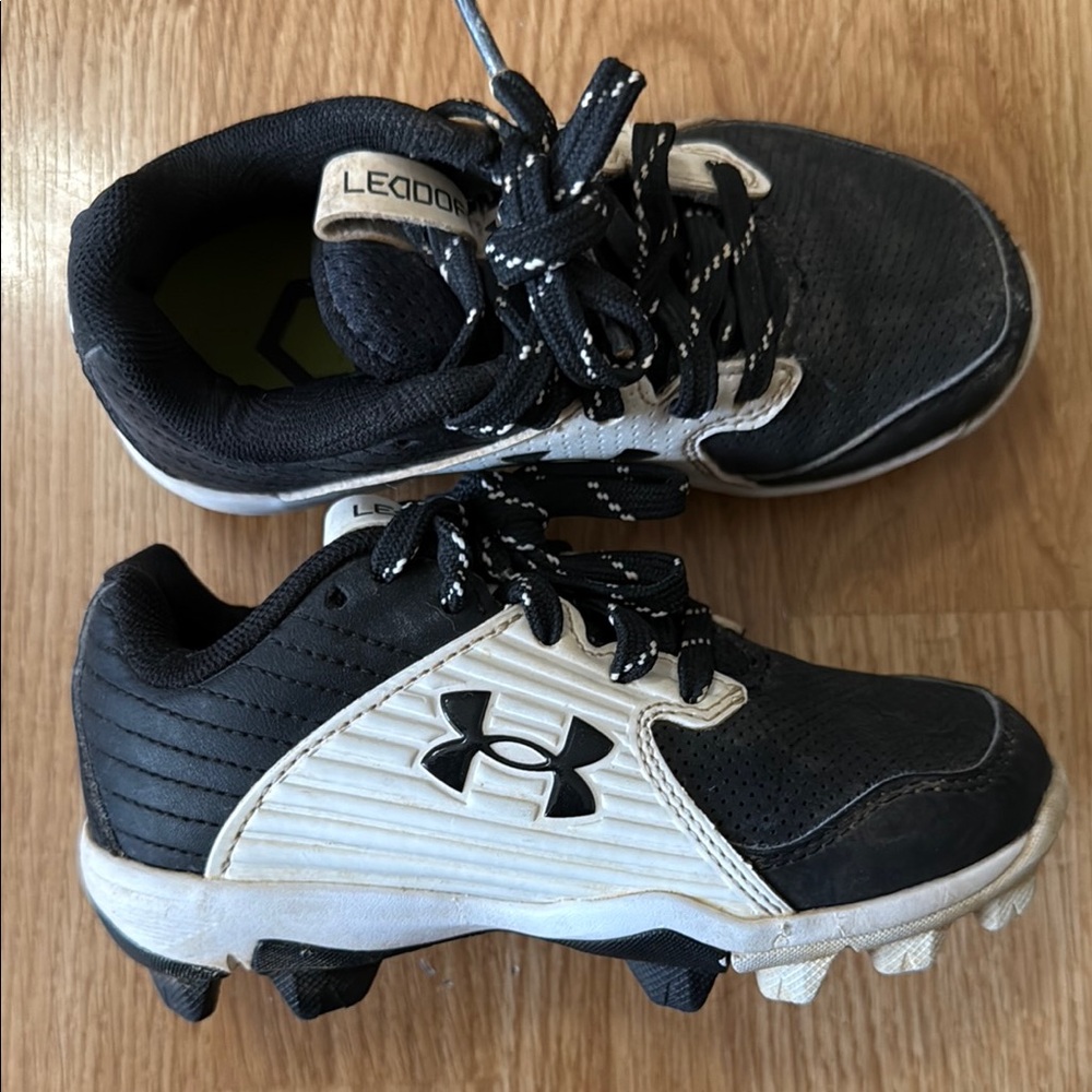 Under Armour Kids Black and White Shoes 10C Baseball